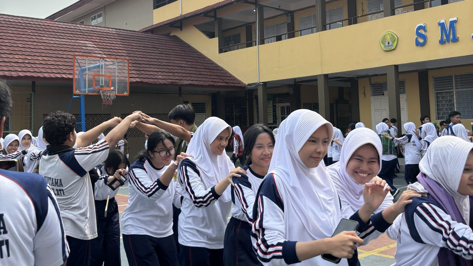 Senam & Permainan Rakyat Nusantara : SMA Hutama